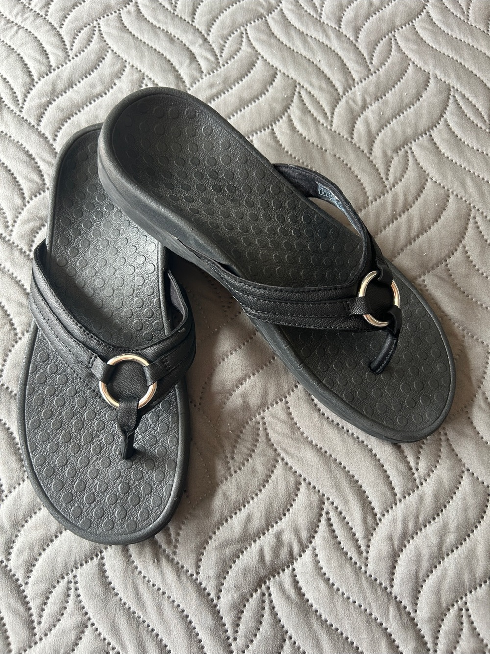 🖤 Vionic Women’s  Black Sandals with Silver Ring Accent